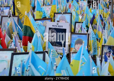 Fahnen flattern auf dem Unabhängigkeitsplatz an der improvisierten Gedenkstätte für die gefallenen ukrainischen Soldaten in Kiew. Heute ehrt die Ukraine jeden Soldaten, Freiwilligen, Doktor, jeden, der an ihrer Stelle zur Verteidigung der Ukraine beiträgt. Um 9:00 Uhr gab es eine bundesweite Schweigeminute und der Verkehr wurde für ca. 10 Minuten gestoppt. (Foto: Aleksandr Gusev / SOPA Images/SIPA USA) Stockfoto