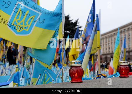 Fahnen flattern auf dem Unabhängigkeitsplatz an der improvisierten Gedenkstätte für die gefallenen ukrainischen Soldaten am 1. Oktober 2024 in Kiew, Ukraine. (Foto: Aleksandr Gusev / SOPA Images/SIPA USA) Stockfoto