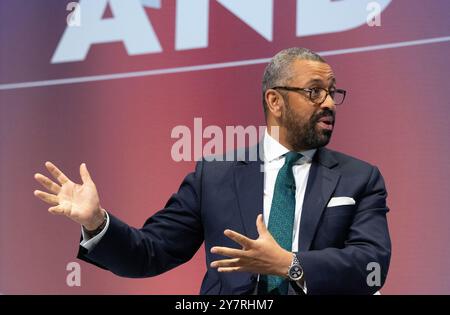 Birmingham, Großbritannien. Oktober 2024. James spricht geschickt mit der Haupthalle. Tag 3. Konservative Konferenz 2024 Bild: Garyroberts/worldwidefeatures.com Quelle: GaryRobertsphotography/Alamy Live News Stockfoto