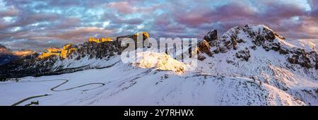 Sonnenuntergang auf den dolomiten am Giau Pass im Winter Stockfoto