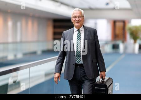 München, Deutschland. Oktober 2024. Joachim Herrmann (CSU), Innenminister Bayerns, kommt am 1. Oktober 2024 zu einer Kabinettssitzung im Bayerischen Staatskanzleramt in München (Bayern). Quelle: Matthias Balk/dpa/Alamy Live News Stockfoto