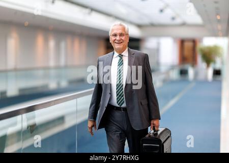 München, Deutschland. Oktober 2024. Joachim Herrmann (CSU), Innenminister Bayerns, kommt am 1. Oktober 2024 zu einer Kabinettssitzung im Bayerischen Staatskanzleramt in München (Bayern). Quelle: Matthias Balk/dpa/Alamy Live News Stockfoto