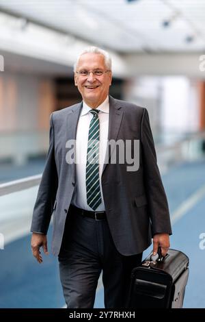 München, Deutschland. Oktober 2024. Joachim Herrmann (CSU), Innenminister Bayerns, kommt am 1. Oktober 2024 zu einer Kabinettssitzung im Bayerischen Staatskanzleramt in München (Bayern). Quelle: Matthias Balk/dpa/Alamy Live News Stockfoto