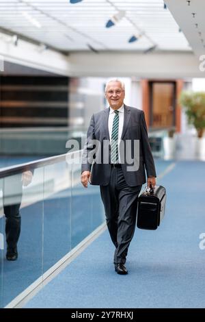 München, Deutschland. Oktober 2024. Joachim Herrmann (CSU), Innenminister Bayerns, kommt am 1. Oktober 2024 zu einer Kabinettssitzung im Bayerischen Staatskanzleramt in München (Bayern). Quelle: Matthias Balk/dpa/Alamy Live News Stockfoto