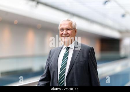 München, Deutschland. Oktober 2024. Joachim Herrmann (CSU), Innenminister Bayerns, kommt am 1. Oktober 2024 zu einer Kabinettssitzung im Bayerischen Staatskanzleramt in München (Bayern). Quelle: Matthias Balk/dpa/Alamy Live News Stockfoto