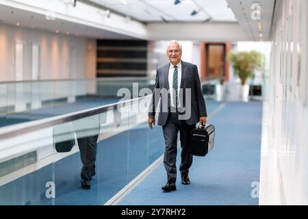 München, Deutschland. Oktober 2024. Joachim Herrmann (CSU), Innenminister Bayerns, kommt am 1. Oktober 2024 zu einer Kabinettssitzung im Bayerischen Staatskanzleramt in München (Bayern). Quelle: Matthias Balk/dpa/Alamy Live News Stockfoto