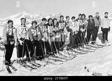 SULLIVAN FÜHRT AN DER BRITISCHEN SKIERSMartin Sullivan, linker, 16-jähriger Wellington-Schüler, gewann die britische Junioren-Skimeisterschaft in Engelberg, Schweiz. Hier mit ihm vor einem brillanten Winterhintergrund sind, von links nach rechts, Nicholas J Galpin, Miss Sonia Furlong, Brian Benitz, Miss Margaret Torrens, Miss Jocelyn Wardrop, Peter Miller, Peter John Torrens, Miss Judy Clegg, John Lakeman, Miss Jullian Rickards, Miss Isobel Roe, Mrs Bunty Grönland, Robin Rankin-Moore. Sie waren alle Teilnehmer der britischen Juniorski-Meisterschaft. 9. Januar 19 Stockfoto