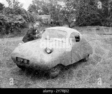 EINFÜHRUNG DES „ATOM“ Chalfont St Peter, Buckinghamshire, England, Großbritannien: Der Teiledesigner Ken Lowe stürmt sich in das neue „Auto für die Massen“, das von Air Vice Marshal Don Bennett unter dem Namen „Atom“ produziert wurde. Die stromlinienförmige Limousine ist in drei Motorgrößen erhältlich: 250 ccm Deckenventil, Viertakt bei 369 Pfund inkl. Kaufsteuer, 350 ccm und 650 ccm. Letzteres mit einer Höchstgeschwindigkeit von 75 km/h kostet 448 Pfund. Der Atom ist ein Dreisitzer mit vier Rädern und Kunststoffgehäuse und Motor am Heck. 22. Oktober 1954 Stockfoto