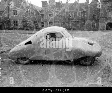 EINFÜHRUNG DES „ATOM“ Chalfont St Peter, Buckinghamshire, England, Großbritannien: Der Teiledesigner Ken Lowe stürmt sich in das neue „Auto für die Massen“, das von Air Vice Marshal Don Bennett unter dem Namen „Atom“ produziert wurde. Die stromlinienförmige Limousine ist in drei Motorgrößen erhältlich: 250 ccm Deckenventil, Viertakt bei 369 Pfund inkl. Kaufsteuer, 350 ccm und 650 ccm. Letzteres mit einer Höchstgeschwindigkeit von 75 km/h kostet 448 Pfund. Der Atom ist ein Dreisitzer mit vier Rädern und Kunststoffgehäuse und Motor am Heck. 22. Oktober 1954 Stockfoto