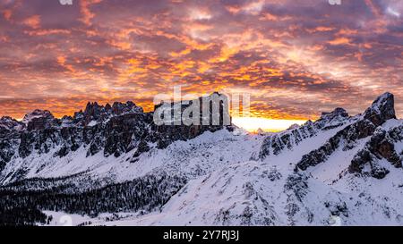 Sonnenuntergang auf den dolomiten am Giau Pass im Winter Stockfoto