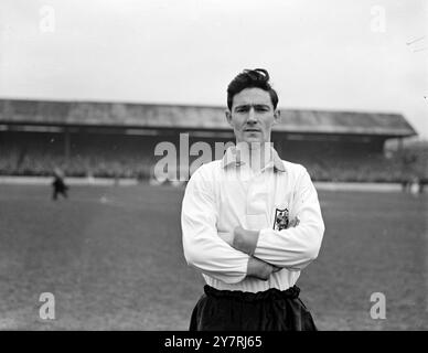 M FOR BEDROHLICH - TO BLACKPOOL's OPPONENTSThis ist ein neues Bild von Jackie Mudie, innen rechts vom Blackpool Football Club, der von einem schottischen Juniorverein unterzeichnet wurde und nun eine sehr erfolgreiche Partnerschaft mit Stanley Matthews, Blackpool's Außenseite rechts, eingegangen ist. Mudie spielt für Blackpool gegen Charlton Athletic in der zweiten Runde des FA Cup am Mittwoch, den 10. Januar 1951, am 8. Januar 1951 Stockfoto