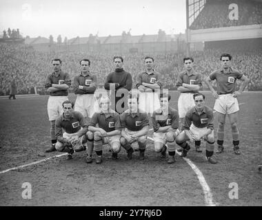 SIE HABEN DIE RIESEN SCHOCKIERT UND WERDEN ARSENAL WIEDER IM CUP TREFFEN. Hier sehen Sie die Carlisle United-Mannschaft aus der Third Division (North), die das mächtige Arsenal der First Division in einem dritten Rundenspiel des Football Association Cup im Arsenal Stadium, Highbury, London, gegen ein Tor verlor. Sie treffen nun erneut auf Arsenal in einer Wiederholung. Hintere Reihe LtoR : Joe Coupe, linker Rücken; Alex McIntosh, rechter Rücken und Kapitän; Scott Maclaren, Torwart; Tommy Kinlock, rechte Hälfte; Geoff Twentyman, mittlere Hälfte, und Paddy Waters, linke Hälfte. Vordere Reihe LtoR: Billy Hogan, außen rechts; Phil Turner, innen Stockfoto