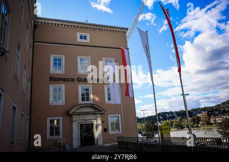 01.10.2024, Linz, AUT, unterwegs in Oberösterreich, Symbolbild, Themenbild, Verschiedene Themenbilder, Stadtreportage, ÖVP, Landeszentrale, Oberösterreich, im Bild Außenansicht, ÖVP Landeszentrale, Heinrich Gleißner Haus in Linz, Oberösterreich, *** 01 10 2024, Linz, AUT, auf der Straße in Oberösterreich, Symbolbild, Themenbild, verschiedene Themenbilder, Stadtreportage, ÖVP, Landeshauptsitz, Oberösterreich, im Bild Außenansicht, ÖVP Landeshauptsitz, Heinrich Gleißner Haus in Linz, Oberösterreich, Stockfoto