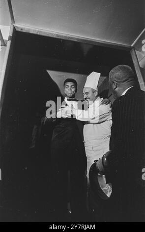 LONDON , Vereinigtes Königreich - 19. Mai 1966 : Muhammad Ali. Originalüberschrift folgt: Weltmeister im Schwergewicht Muhammad Ali während einer Pressekonferenz, die er in Soho's Isow's Restaurant hielt. Ali war in London, um am 21. Mai in Highbury gegen den britischen und Empire-Schwergewichtsmeister Henry Cooper zu kämpfen. Ich habe dem Koch gratuliert Stockfoto