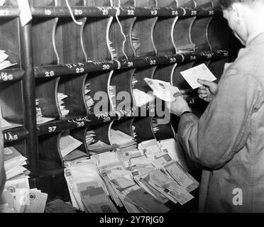 POSTSPEZIAL - REISEPOST OFFICESORT mit dem Nachtpostzug von Euston Station, London auf dem Weg nach Schottland. 1946 Stockfoto