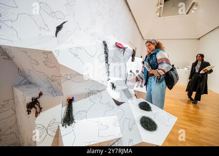 London, Großbritannien. Oktober 2024. Hair Objects, 1993 und weiter von Sonia Boyce: Lygia Clark: The I and the You und Sonia Boyce: An Peinward Relation at the Whitechapel Gallery, zwei Ausstellungen, die speziell für den Dialog miteinander konzipiert wurden. Sie erforschen zentrale Momente in der Karriere der Künstler, die, obwohl sie durch die Zeit getrennt sind, ein tiefes Interesse daran haben, die Beziehung zwischen Künstler, Kunstwerk und Publikum zu thematisieren und zu verändern, was oft zu einer direkten Auseinandersetzung mit ihren Werken einlädt. Sie laufen vom 2. Oktober 2024 bis 12. Januar 2025. Guy Bell/Alamy Live News Stockfoto