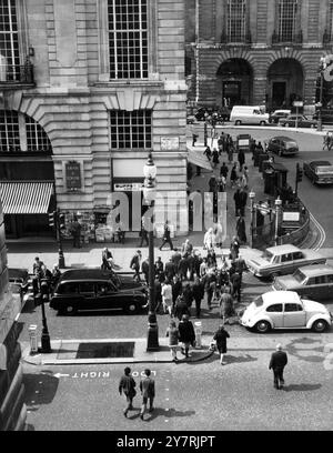 Aus der Vogelperspektive auf die geschäftige Straße von Piccadilly, London, England, Großbritannien Stockfoto