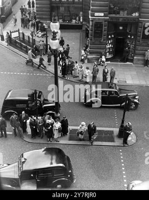 Luftaufnahme der belebten Straße von Piccadilly, London, England, UK12 November 1952 Stockfoto