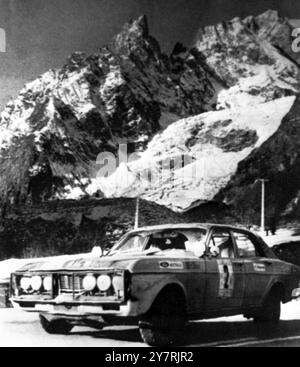 LONDON - SYDNEY MARATHONRENNEN Valle Aosta, Italien: Brite Harry Firth, der einen Ford Falcon GT fuhr, auf der zweiten Etappe der London - Sydney Marathon Car RALLYE hier gestern, im Hintergrund ist Mount Blanc. 26. November 1968 Stockfoto