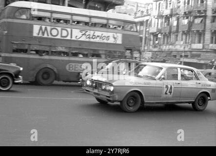 AUSTRALISCHER EINTRITT ERREICHT BOMBAYBombay, Indien: Australischer Eintritt beim London-Sydney Car Marathon, ein Ford Falcon GT mit den Fahrern Ian Vaughan, Robert Forsyth und Jack Ellis kommt am 1. Dezember in Bombay an, am Ende der Woche, die erste große Strecke der zermürbenden 10000-Meilen-Autorallye. Morgen werden die ersten 70 Autos der ursprünglichen 98 Starter von London nach Bombay an Bord des Liner Chusan nach Fremantle und der harten 3500 km langen Fahrt nach Sydney verschickt. 3. Dezember 1968 Stockfoto