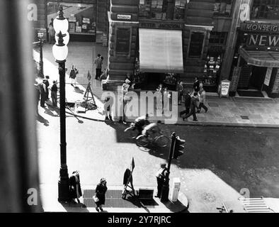 Luftaufnahme der belebten Straße von Piccadilly, London, England, Großbritannien 30. Juli 1950 Stockfoto