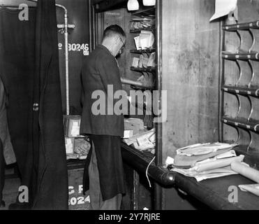 POSTSPEZIAL - REISEPOST OFFICESORT mit dem Nachtpostzug von Euston Station, London auf dem Weg nach Schottland. 1946 Stockfoto