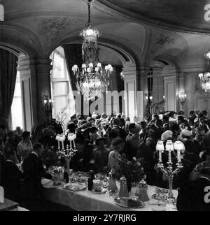 THE RITZ HOTELLondon England UK : täglich passieren 200.000 Menschen das Ritz Hotel in Piccadilly. Weniger als eine halbe Prozent gehen durch die eleganten Türen. Was für ein Leben der flaumigen Größe wird dort gehalten? Diese Bilderserie zeigt einen Tag in diesem Luxushotel mit aufmerksamem Personal und großen Empfangsräumen. Fotoshows : Hochzeitsempfänge sind selten, da es im Gegensatz zu den meisten Luxushotels keine speziellen Banketträume gibt. Dieser Empfang findet im Grillraum statt. 7. Oktober 1950 Stockfoto