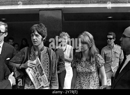 PAUL UND JANE FLIEGEN in London Airport, England, Großbritannien : gerade zurück in London rechtzeitig um die Nachricht zu hören, dass die beiden Rolling Stones nicht ins Gefängnis gehen werden ... Beatle Paul McCartney, dessen offene Aussagen über Drogen in den letzten Wochen viel Alarm ausgelöst haben, und seine Freundin Schauspielerin Jane Asher. Das Paar war gerade vom Flughafen London aus Griechenland angeflogen, wo sie im Urlaub waren. Bei der Ankunft holte Beatle Paul eine Zeitung mit einer Titelgeschichte über Mick Jagger und Keith Richards erfolgreiche Appelle. Er hatte keinen Kommentar für Reporter. 31. Juli 1967 Stockfoto