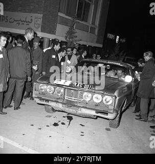 LONDON - SYDNEY MARATHONWAGEN RALLYTehran, Iran: Wagen Nr. 2, ein Ford Falcon GT, der von der Ford Motor Company of Australia mit den Fahrern Harry Firth, Graham Hoinville und Gary Chapman eingeflogen wurde, kommen gestern am Teheran Checkpoint an. Achtundachtzig der 98 Autos, die London verlassen haben, sind noch an der 10000-km-Marathon-Rennstrecke beteiligt. Von hier aus gingen sie nach Kabul, Afghanistan, und der britische Roger Clark in einem Ford Lotus Cortina hält mit 6 Strafpunkten die Führung. 29. November 1968 Stockfoto