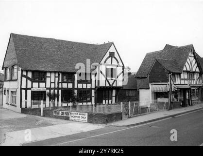 The Tannery Shop and Leather Market Parkplatz, High Street, Edenbridge, Kent, England, UK. Fünfhundert Jahre lang war Edenbridge eine Gerberstadt, bis die Gerberei in den 1970er Jahren geschlossen wurde, da sie nicht mit importiertem Leder konkurrieren konnte. Um 1970 Stockfoto