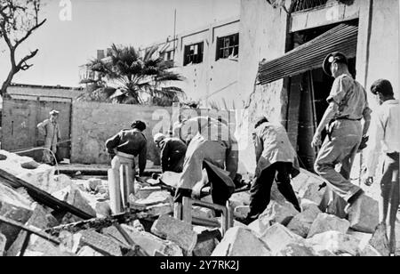 26. Mai 1948 – die britischen Militärbehörden in Jaffa GEWÄHRTEN kürzlich arabischen Truppen Schutz, UM IHRE TOTEN nach den Kämpfen in Manshieh und Jaffa zu begraben. I.N.P. FOTOSHOWS: Araber, die unter britischem Militärschutz stehen, sahen nach den jüngsten Kämpfen die Ruinen in Manshieh, Jaffa, nach ihren Toten suchen. Stockfoto