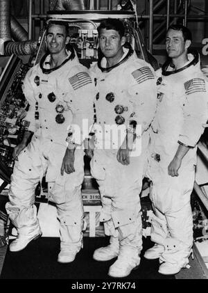 DIE ERSTE BEMANNTE APOLLO-MISSION CREWCape Kennedy Florida, USA: Die erste Besatzung für die erste BEMANNTE Apollo-Mission, die von der National Aeronautics and Space Administration zugewiesen wurde. Sie sind von links nach rechts: Die Astronauten Walter Cunningham, Pilot des Mondmoduls, Walter M Schirra, Junior Commander und Donn F Eisele, Pilot des Kommandomoduls. Der Saturn 1B wird vom Komplex 34 in Cape Kennedy, Florida, gestartet. August 1968 Stockfoto