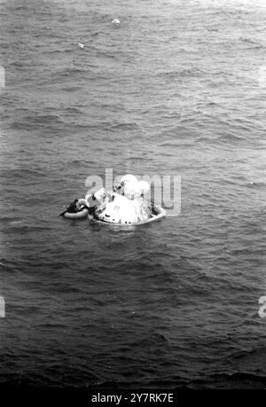 SPLASHDOWNUSS Essex im Atlantik : Ein Rettungsboot der USS Essex sammelt die drei US-Astronauten aus der Kapsel Apollo 7 nach ihrer Rückkehr von einer 11-tägigen Weltraummission - Amerikas erfolgreichster bisher. 26. Oktober 1968 Stockfoto