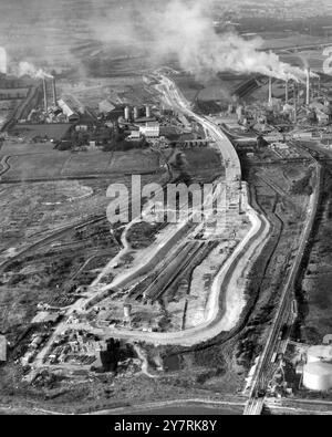 Aus der Vogelperspektive von Kent und dem Bau der M25 und Verbindungsstraßen zum zukünftigen Dartford Tunnel, der von Dartford, Kent unter der Themse nach Thurrock, Essex überqueren wird. Die neue Autobahn und der Tunnel werden 34 km durch London verlaufen und Kent, Surrey und Sussex mit Essex und East Anglia verbinden.15. September 1962 Stockfoto