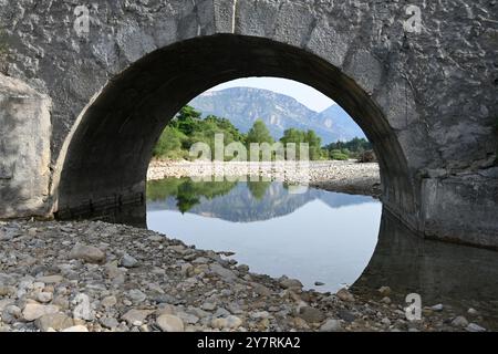 Blick durch die Pont de Trigance aus dem 18. Jahrhundert oder die historische Trigance-Brücke auf den Fluss Le Jabron mit der Verdon-Schlucht im Hintergrund Var Provence Frankreich Stockfoto