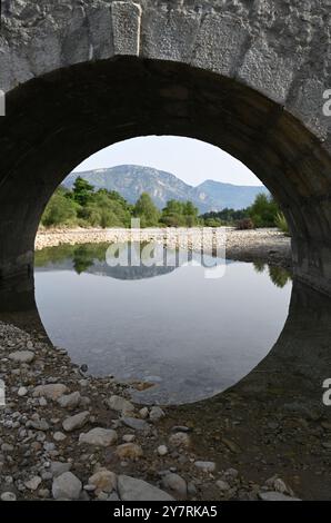 Blick durch die Pont de Trigance aus dem 18. Jahrhundert oder die historische Trigance-Brücke auf den Fluss Le Jabron mit der Verdon-Schlucht im Hintergrund Var Provence Frankreich Stockfoto