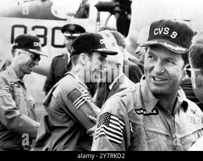HERZLICH WILLKOMMEN FÜR ASTRONAUTSCape Kennedy, Florida, USA: Die Astronauten von Apollo 7 sind gestern nach Cape Kennedy zurückgekehrt und haben uns von rund 500 Raumfahrtarbeitern herzlich gratuliert. Von rechts nach links sind Walter M Schirra Jr, Donn F Eisele und Walter Cunningham. Die drei-Mann-Raumsonde stürzte am 22. Oktober 1968 vor Bermuda im Atlantik ab, nachdem sie 11 Tage lang 500 000 Meilen um die Erde umkreist hatte. 24. Oktober 1968 Stockfoto
