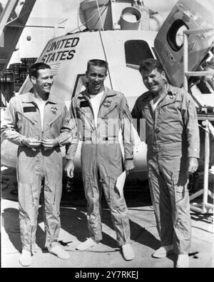 BESATZUNG VON 'APOLLO VII' SPACECRAFTCape Kennedy Florida, USA: Posiert vor der Apollo 7 Raumkapsel hier sind kürzlich links nach rechts: Die Astronauten Donn F Eisele, Pilot des Kommandomoduls, Walter Cunningham, Pilot des Mondmoduls und Walter M Schirra, Junior Commander, die am 11. Oktober 1968 einen elftägigen Flug absolvieren. An der Spitze der Apollo-7 Crew steht Navy Captain Walter Schirra, 45, der älteste, coolste und erfahrenste Raumfahrer der Welt ist. Er ist der erste Mann, der sich zum dritten Mal in den Weltraum wagte. 8. Oktober 1968 Stockfoto