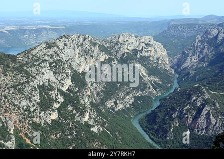 Panoramablick oder Panoramablick auf die Schluchten des Verdon oder das Naturschutzgebiet Verdon Gorge oder den Regionalpark mit dem Fluss Verdon und der Provence Col d'Illoire Frankreich Stockfoto