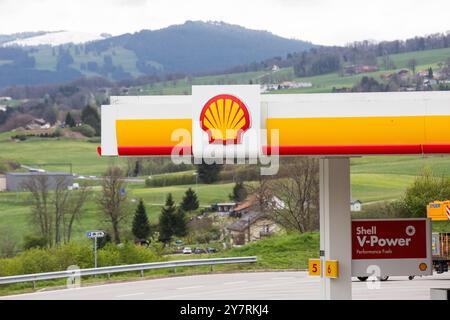 Britisches multinationales Öl- und Gasunternehmen; Tankstelle Shell plc in Avry-devant-Pont, Schweiz. Stockfoto