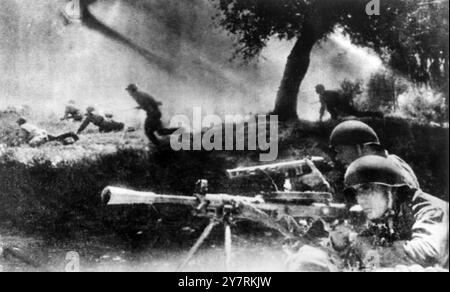 Sowjetische Infanterie greift an der Ostfront an. Ca. 1944 - 1945 Stockfoto