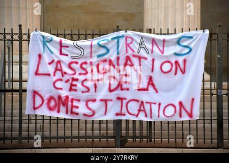 29. September 2024, Marseille, Frankreich: Ein Banner hängt an den Toren des Gerichtsgebäudes. Vor dem marsch in Richtung Rathaus von Marseille versammelten sich etwa hundert Menschen vor dem Gericht, um gegen die zunehmende Transphobie zu protestieren. (Credit Image: © Gerard Bottino/SOPA Images via ZUMA Press Wire) NUR REDAKTIONELLE VERWENDUNG! Nicht für kommerzielle ZWECKE! Stockfoto