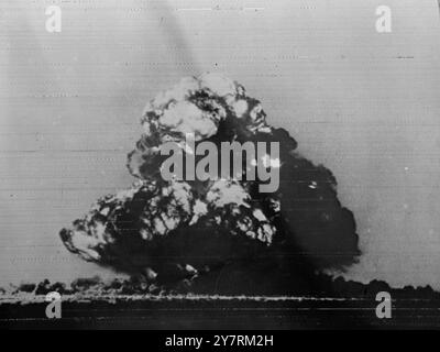 BILD VON RADIO BRITAIN'S ATOMIC EXPLOSION 15.10.53. Die Nachricht, dass die britische Atomwaffe erfolgreich auf dem Testgelände nordwestlich von Woomera in der australischen Wüste explodiert war, wurde Sir Winston Churchill gestern Abend von Sir William Penney, dem für den Test zuständigen Wissenschaftler, signalisiert. Inoffizielle Berichte besagen, dass die "Waffe" tatsächlich Großbritanniens erste funktionierende Atombombe war, klein genug, um aus einem Flugzeug fallen zu lassen. Die Waffe wurde auf einem Stahlturm detoniert, der vollständig verdampft wurde. Das I.N.P.-Foto zeigt die blendend helle Flammenkugel, die langsam aus der Gr aufsteigt Stockfoto