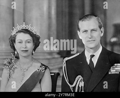 VERÖFFENTLICHUNG AM 26. JANUAR 1954. Royal Command Portrait von Baron: H.M. DIE KÖNIGIN und H.R.H. DER HERZOG VON EDINBURGH. Die Königin ist in einem gelben Tüll Abendkleid mit Mimosa-Sprays zu sehen. Sie trägt das blaue Band und den Stern des Garters. Ihre Halskette ist ein Hochzeitsgeschenk aus dem Nizam von Hyderabad. Das Diadem ist auch ein Hochzeitsgeschenk von Königin Mary. Die Schleifenbrosche und Ohrhänger sind mit Diamanten besetzt. Der Herzog wird in der Uniform des Admiral der Flotte gesehen. Die Porträtstudie wurde im Grand Entrance im Buckingham Palace aufgenommen. Studie von Baron, bitte bestätigen. International Stockfoto