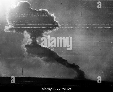 BILD VON RADIO BRITAIN'S ATOMIC EXPLOSION 15.10.53. Die Nachricht, dass Großbritanniens Atomwaffe erfolgreich auf dem Testgelände nordwestlich von Woomera in der australischen Wüste explodiert war, wurde gestern Abend mit dem Premierminister telefoniert. Inoffizielle Berichte besagen, dass die "Waffe" tatsächlich die erste in Betrieb befindliche Atombombe Großbritanniens war, die klein genug war, um aus einem Flugzeug fallen zu lassen. Die Testexplosion erfolgte aus einem Stahlturm, der vollständig verdampfte. DAS I.N.P.-FOTO ZEIGT eine Szene kurz nach der Atomexplosion heute Morgen. FOTOS VON INTERNATIONALEN NACHRICHTEN Stockfoto