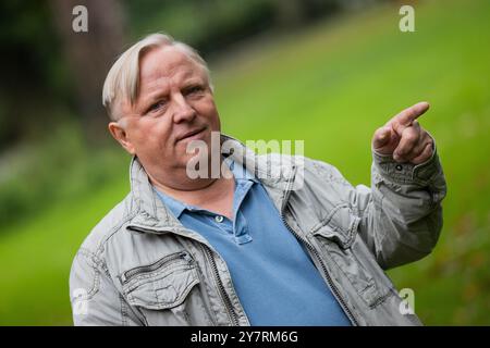 PRODUKTION - 01. Oktober 2024, Nordrhein-Westfalen, Münster: Axel Prahl (Chefinspektor Frank Thiel), Schauspieler, steht am Set des Münsteraner Tatorts im Park hinter dem Schloss. Die neue Episode „Ich gestehe“ (AT) befasst sich mit dem Wohnungsmangel bei Studenten. Foto: Rolf Vennenbernd/dpa Stockfoto