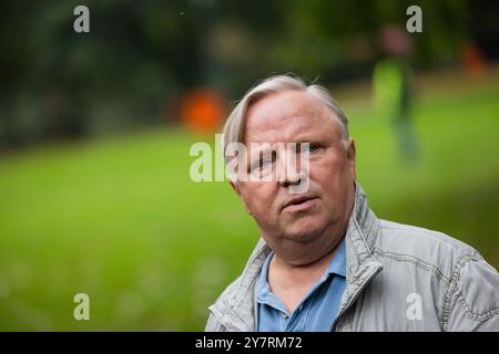 PRODUKTION - 01. Oktober 2024, Nordrhein-Westfalen, Münster: Axel Prahl (Chefinspektor Frank Thiel), Schauspieler, steht am Set des Münsteraner Tatorts im Park hinter dem Schloss. Die neue Episode „Ich gestehe“ (AT) befasst sich mit dem Wohnungsmangel bei Studenten. Foto: Rolf Vennenbernd/dpa Stockfoto