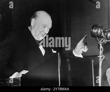 ICH BLEIBE IN DER HOFFNUNG AUF DAUERHAFTEN FRIEDEN 10.10.53. Sir Winston Churchill sagte heute 4.000 Tories in Margate, dass er nicht in den Ruhestand gehen wird. Er bekräftigte seinen Glauben an eine Big-Four-Konferenz und belügte Gerüchte über eine frühe Wahl - entweder in diesem Jahr oder im nächsten Jahr. Das I.N.P. Foto zeigt Sir Winston Churchill während seiner Rede auf der Tories-Konferenz in Margate heute. Fotos Von Internationalen Nachrichten. Stockfoto