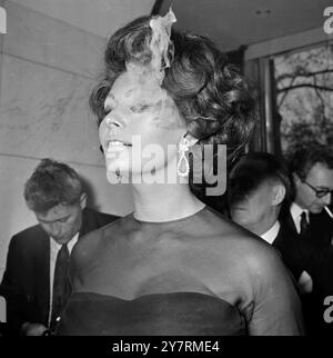 SOPHIA BRENNT...? LONDON: Der Rauch wird aufgehängt und zeigt die Lippen von Italiens liebenswertem Filmstar, SOPHIA LOREN, während sie eine Zigarette genießt während der heutigen Pressekonferenz im Savoy Hotel, wo Charles Chaplin ankündigte, dass Miss Loren gemeinsam mit Hollywoodstar Marlon Brando in einem Film auftritt, in dem Chaplin für eine Hollywood-Firma an Standorten in Großbritannien und dem Kontinent Regie führt. Es ist nicht nötig, die Feuerwehr zu holen, obwohl der 5. November sich nähert, ist es nur Sophia, die beschissene Feueraufsteherin, die sich als römische Kerze ausgibt. 1. November 1965 Stockfoto