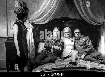 HAPPY SANDWICHBuckinghamshire, England, Großbritannien: Miss Germany, Jutta Danske ist zwischen Ernie Wise (links) und Eric Morecambe zu sehen, als Miss Deutschlands Chaperone Verity Reily-Collins die Studios besuchte, in denen das berühmte britische Comedy-Team Morecambe und Wise derzeit die Magnificent Two filmt, heute, 10. November 1966. Sie ist für den Miss World-Wettbewerb am 17. November 1966 hier. 10. November 1966 Stockfoto